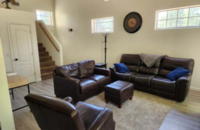 Furnished 3BR Boulder Pointe Townhome | End Unit + AC + Fenced Backyard