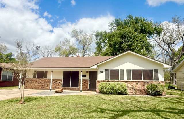 Adorable and Spacious 3/1.5 w/ Den in Lake Jackson!