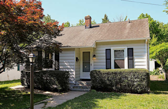 Charming Woolen Mills Home Near Meade Park