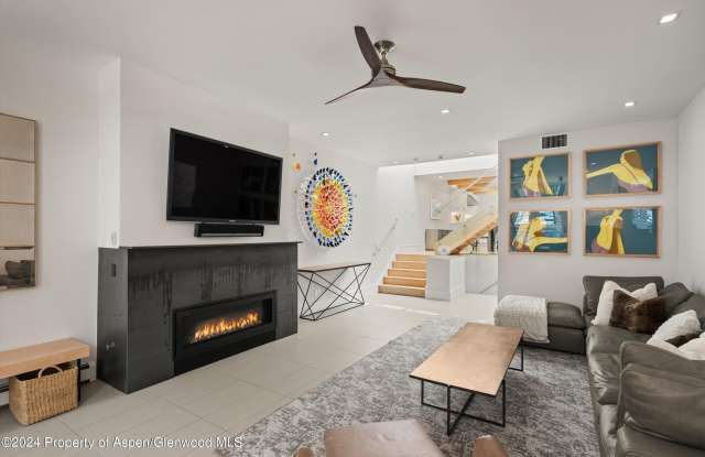 Photo of 812 E Cooper Avenue