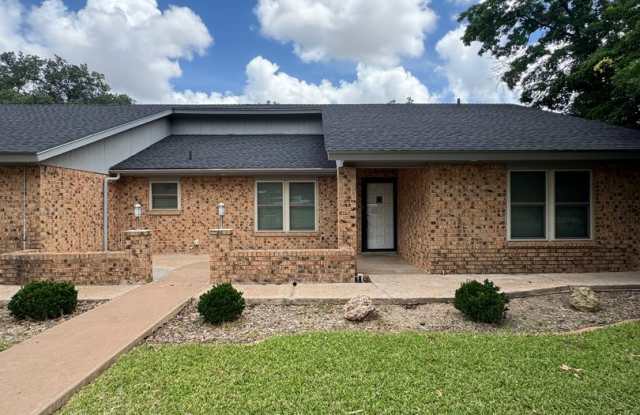 AVAILABLE NOW!!! 3 Bedroom Home in Southland!!