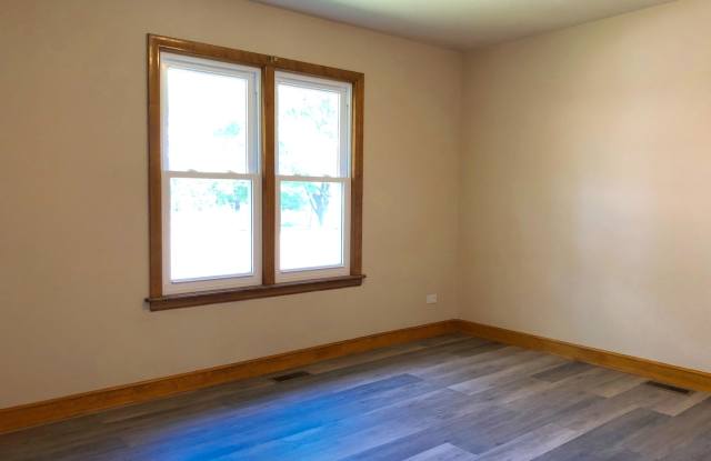 Photo of Updated 3Bed/2Bath Home For Rent Brookfield! 2 Car Attached Garage