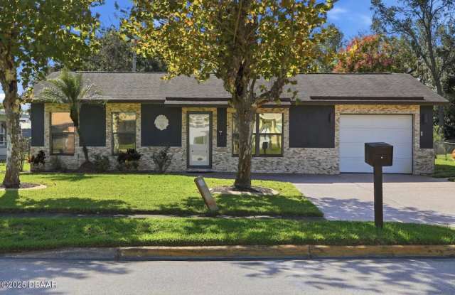 3 Bedroom with Florida Room and Shed Available Now - Daytona Beach