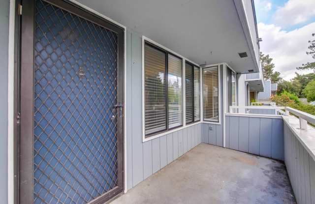 Stunning Modern Almost New Condo, Pets Welcome!