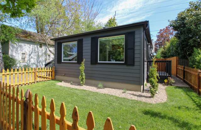 RENT SPECIAL: 1/2 Off First Full Month's Rent with One Year Lease! ~ Statesman 556