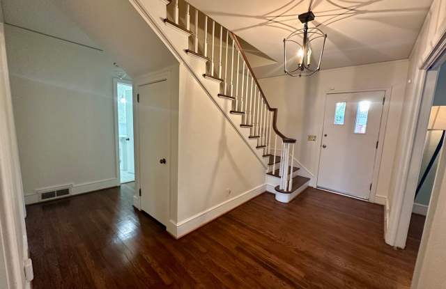 Charming 5 Bedroom Home Close to Everything!