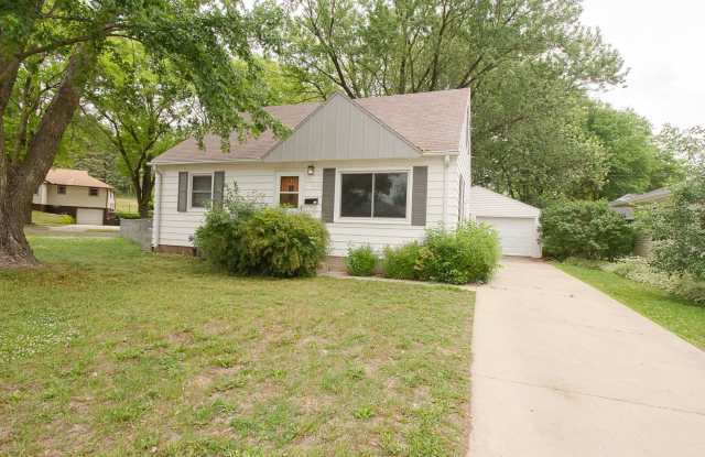 3BR Home on Large Corner Lot – NW Rochester