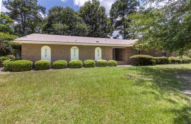 1726 Greenwood Circle