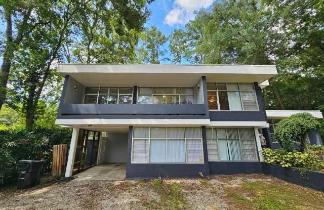 6 Bedroom/3 Bath home in Black Acres