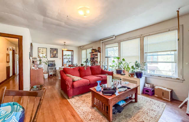Charming & Convenient 2 Bedroom Near UIUC – Great Location!