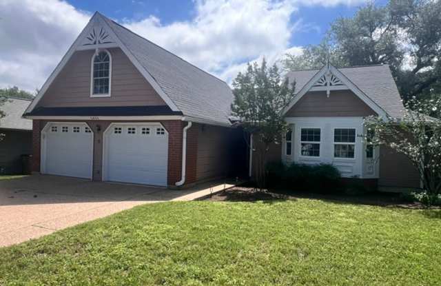 Hill Country Charm Meets City Convenience / 3 miles to Domain / One story / Covered Patio / Refrigerator