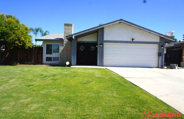 Cozy 3BD/2BA Home in Bakersfield's 93306 — Fully Equipped, Fireplace, Solar & All Pets Welcome!