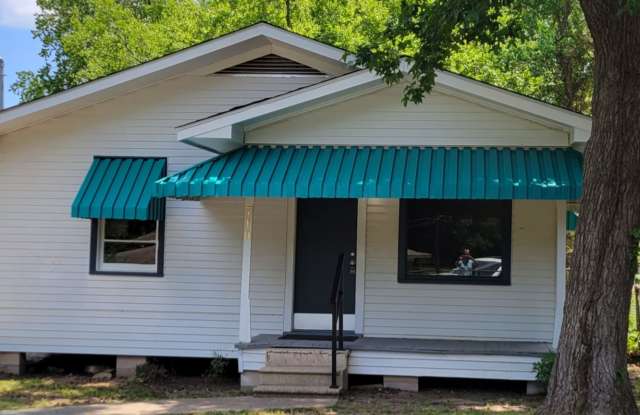 Photo of Gorgeous fully remodeled 3 bedroom/11/2 bath Cottage.