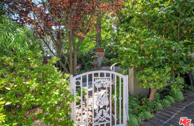 Photo of 921 Roscomare Rd
