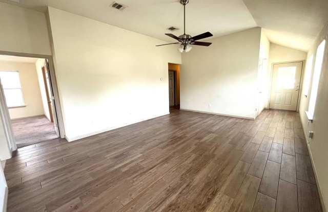 4 Bed House - North of UT Campus
