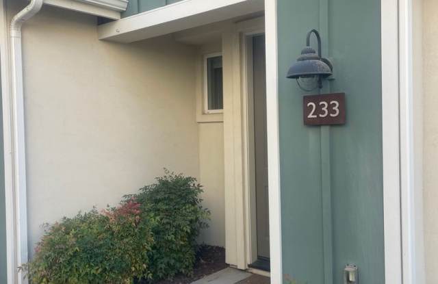 Beautifully Updated Vineyard Village Townhouse Available Now!