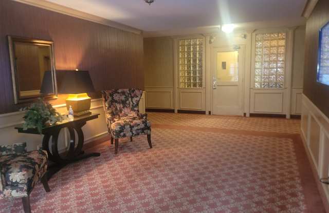 869 Farmington Avenue