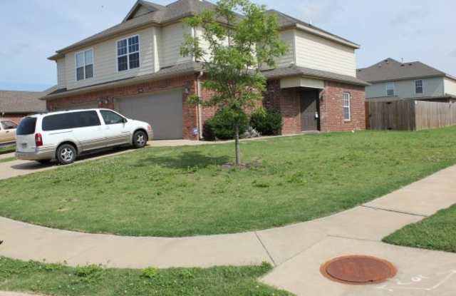 826 Oakwood Ct