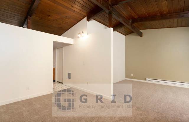 Beautiful 3BR Aloha Home - Spacious Lot - Butternut Creek Located the Backyard!