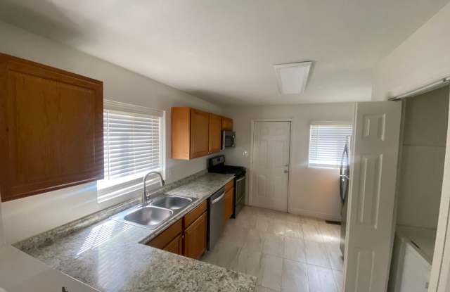 Spacious 2 Bedroom, 1 Bathroom Duplex with Private Backyard!