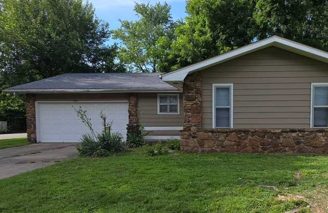 3 Bedrooms, 2 baths, 2 Living Areas!  $1,295!