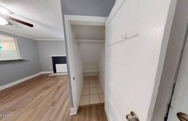 831 N Oleander Avenue