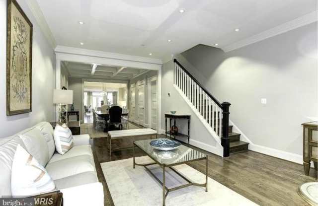 3530 WHITEHAVEN PKWY NW