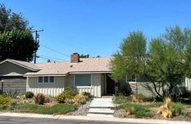 Charming home in the heart of South West Visalia
