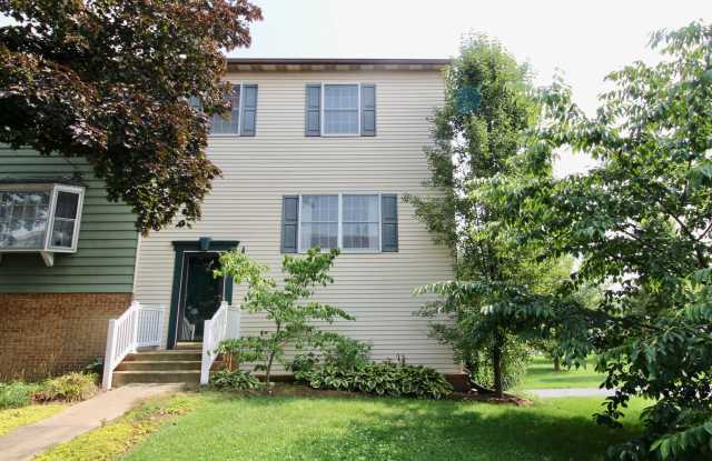 Photo of 2 bedroom townhome with a backyard oasis for rent! - 907 Meadowlark Dr.