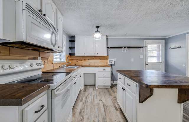 Charming 3-Bedroom 1.5 Bath Cottage-Style Bungalow with Open Floorplan and Kitchen Island