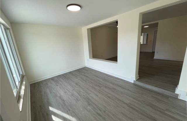 233 Cape Coral Parkway E