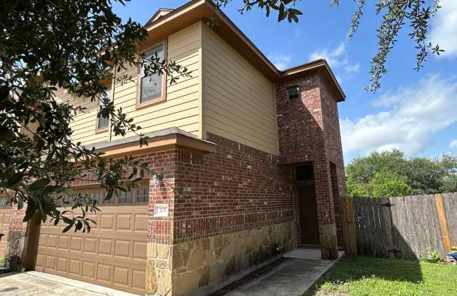 3/2.5/2 Off HWY 46/ Close to IH 35 / Fenced in Backyard / Wood-Like Tile Flooring  Carpet Mix /CISD