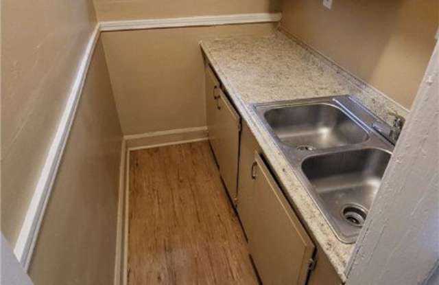 10613 Manor Avenue unit: Upper