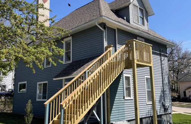 1041 Carrington 1/2 St.