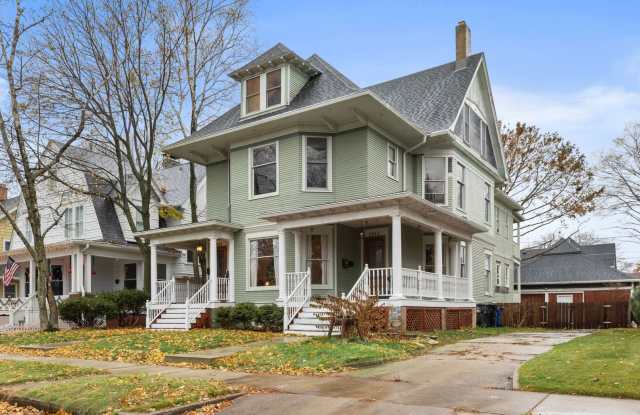 Historic 3 bedroom upper