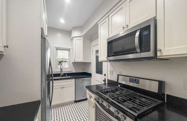 1B/1BA Condo in Bankers Hill Available for Rent!