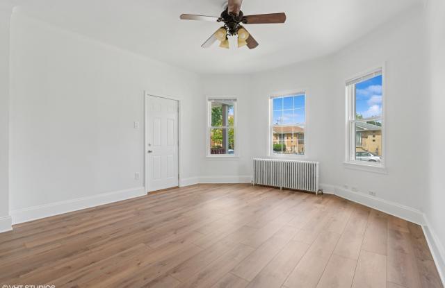 5104 N Austin Avenue unit: 1