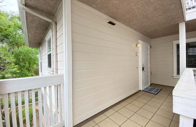 Bright 2 Bedroom Condo in Oceanside!