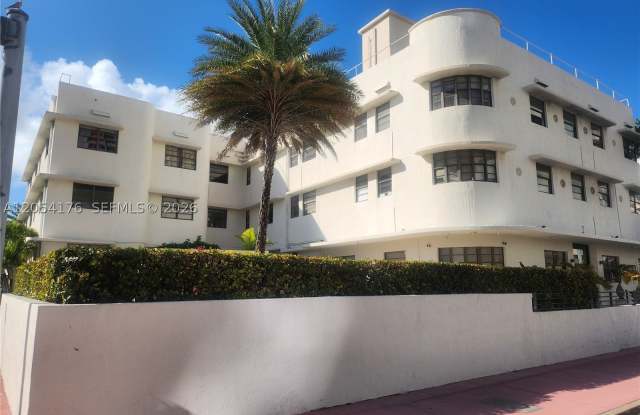 2700 Collins Ave