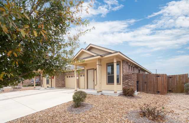 Beautiful 3 bedroom Luxury Duplex, New Braunfels, Texas!