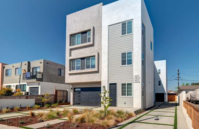 ***MOVE-IN SPECIAL 2 WEEKS FREE RENT*** Fantastic Multi-Level Townhome - 2 bed plus Den/Office/3rd bedroom and 3 bath with garage in Mid-City Lafayette