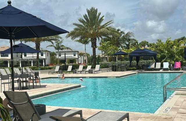 2131 N Appleton Cir N