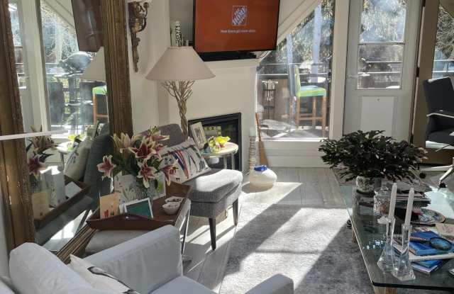 108 W Hyman Avenue unit: 7