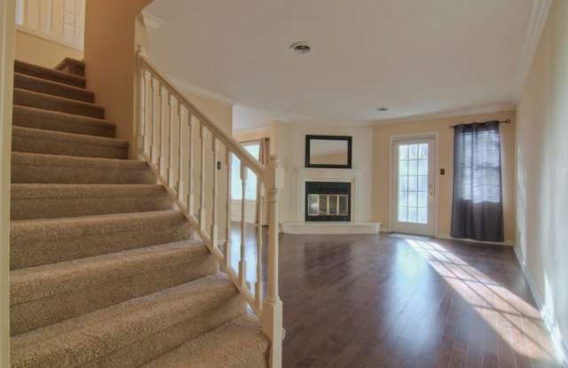 West Knoxville 37919 - 2 bedroom, 2.5 bath, large primary bedroom suite Condo - Call Matthew Thomas (865) 924-4869