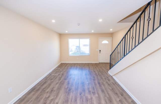 2 Bedroom 1.5 Bath Available Now in El Cajon! AC/OFF STREET PARKING/IN UNIT LAUNDRY