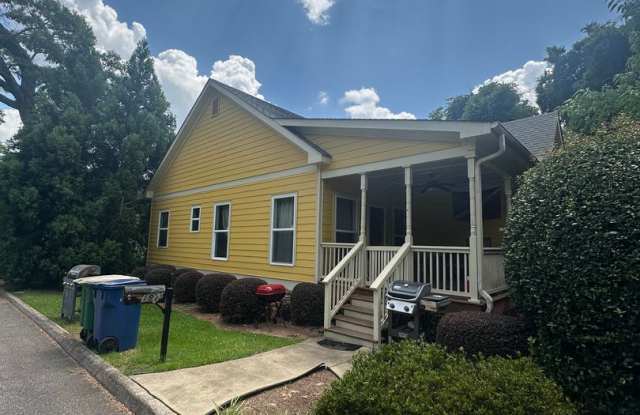 Large 4 Bedroom, 3 bathroom house near Downtown