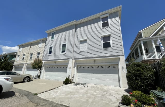 746 W Ocean View Ave Apt A - 746 West Ocean View Avenue, Norfolk, VA 23503