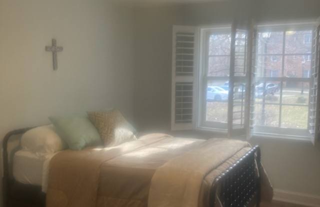 1730 West Abingdon Drive