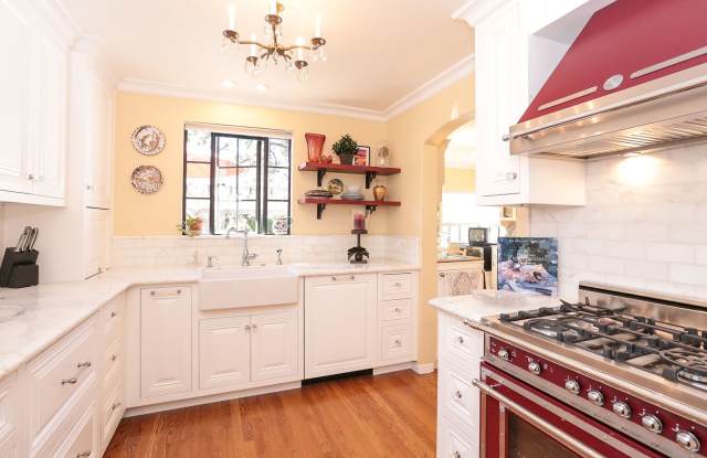 Charming vintage home with spectacular kitchen, gleaming hardwood floors, GREAT N. Los Altos location! - 686 Vera Cruz Avenue, Los Altos, CA 94022