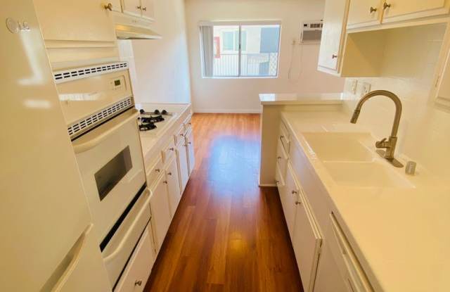 7010 Lanewood Avenue LLC